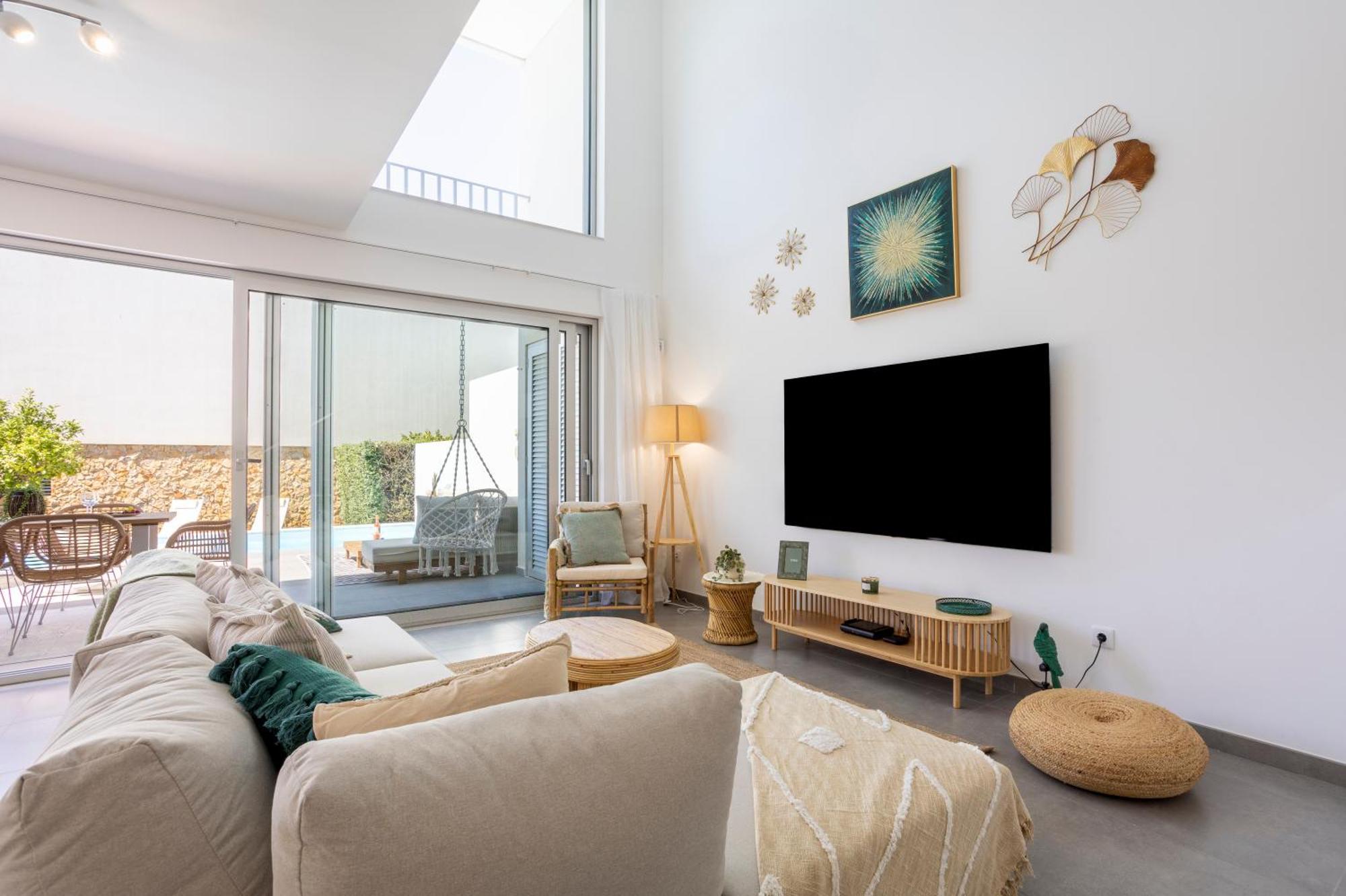 Stylish 3-bedroom Haven With A Private Pool Holiday home