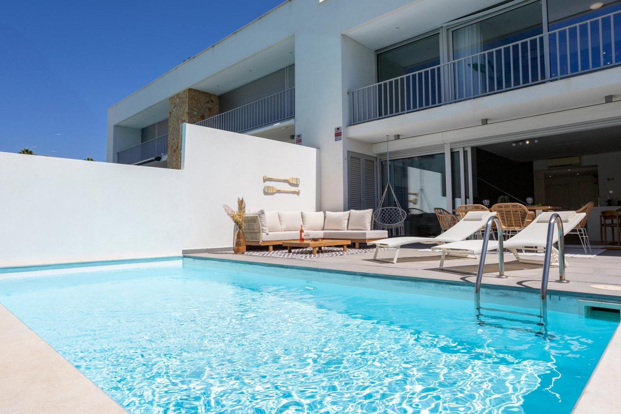 Stylish 3-bedroom Haven With A Private Pool Holiday home *