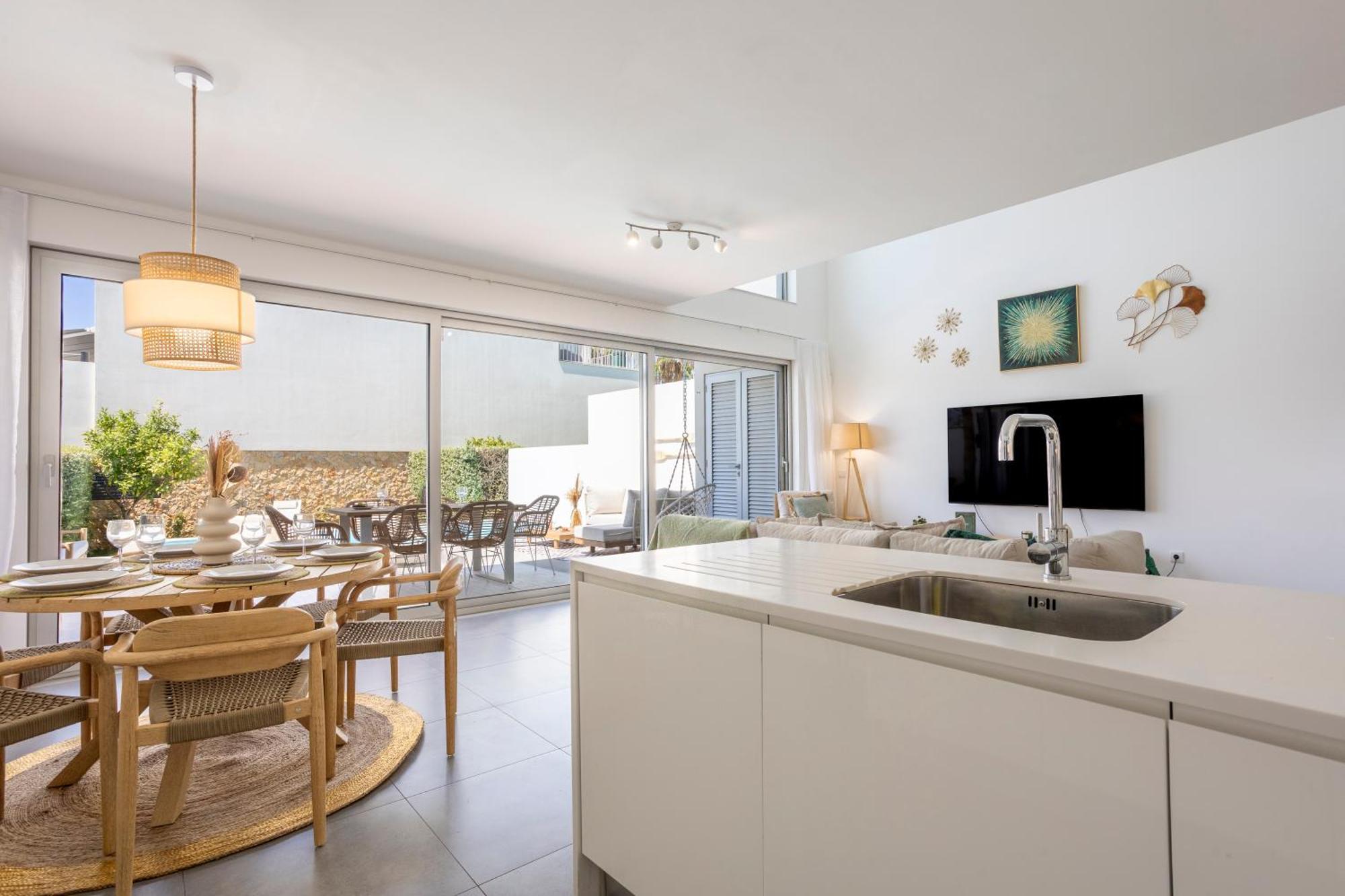 Stylish 3-bedroom Haven With A Private Pool Holiday home